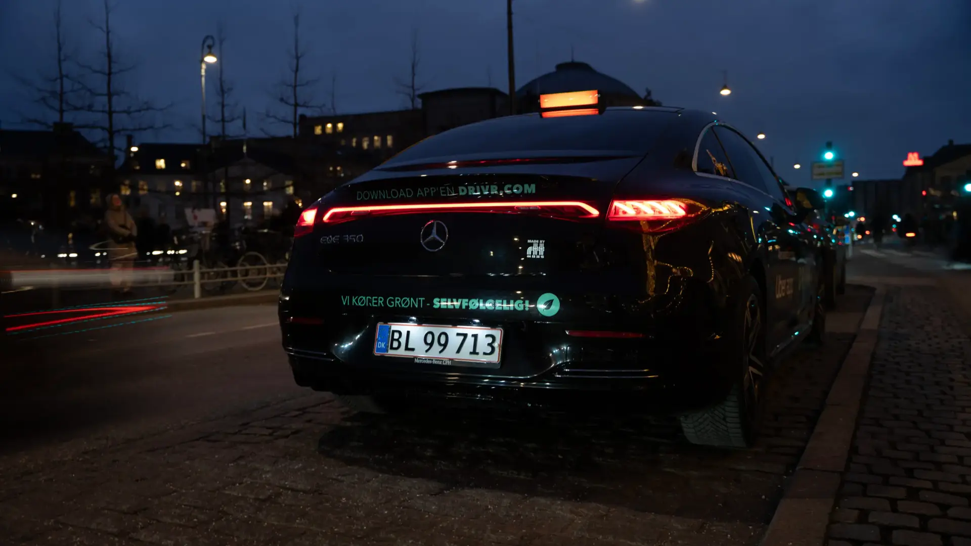 DRIVR eltaxi kører gennem byen om aftenen