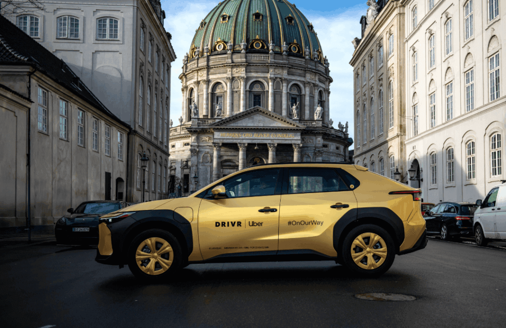 DRIVR guldbil foran Marmorkirken