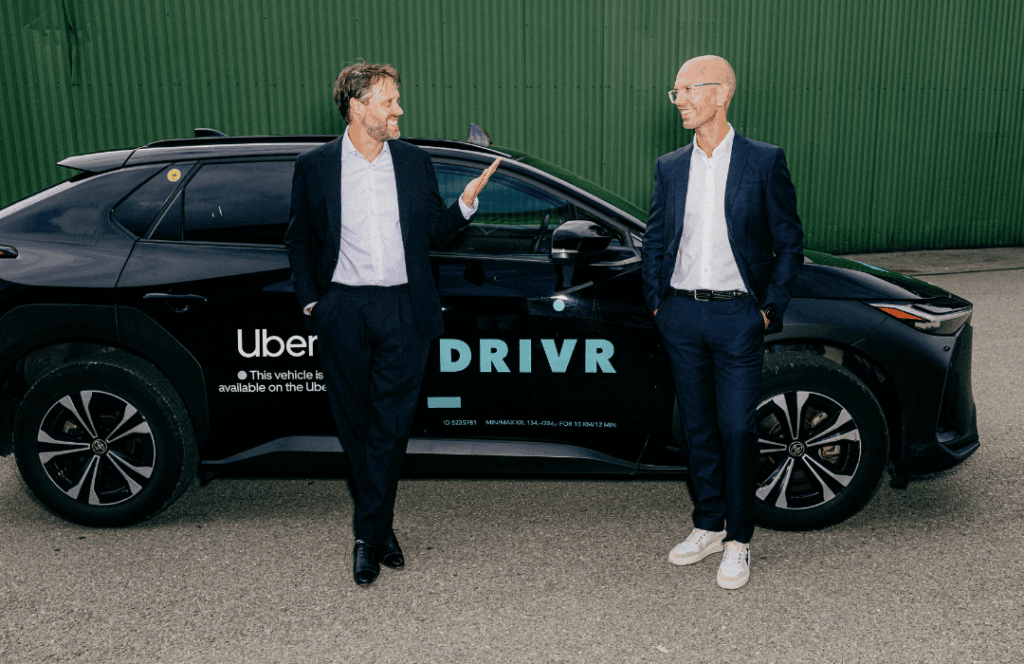 Direktører foran bil
